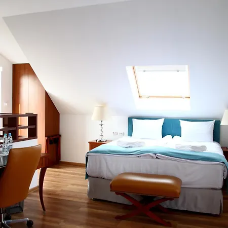 מלון Srodka Boutique 3*